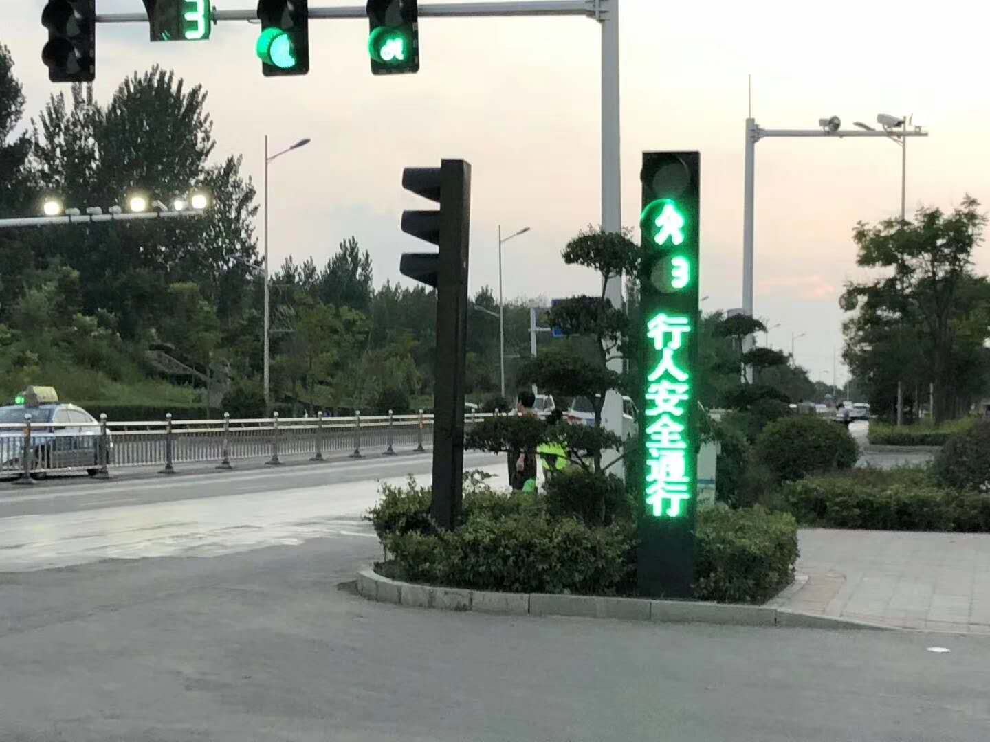 交通红绿灯人行横道LED一体式诱导屏